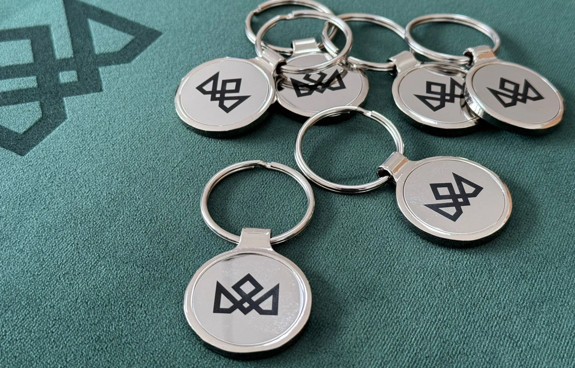 MADISON SHINER KEYRING - Silver Edition - Image 5